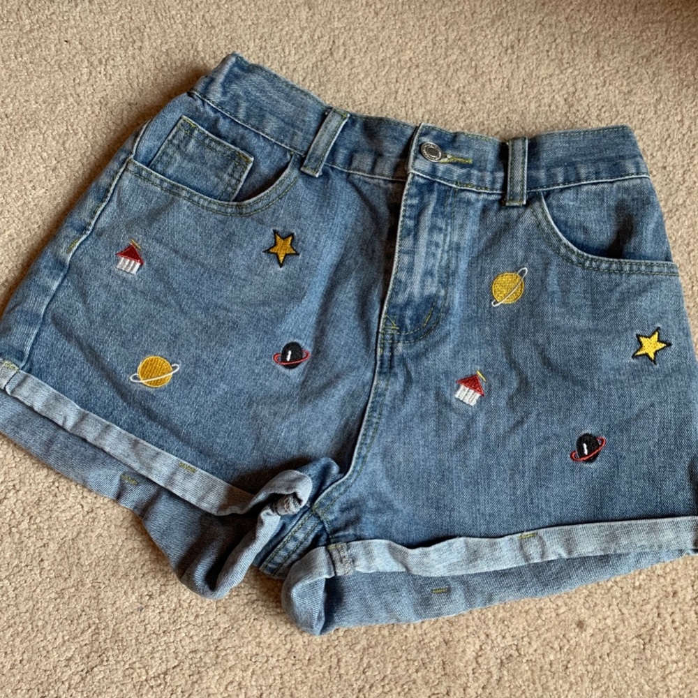 Cute shorts with mini embroidery